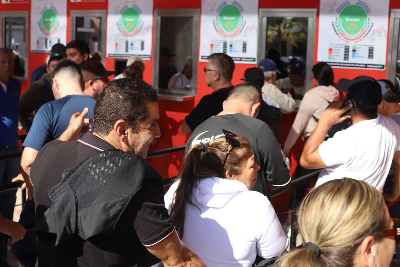 $!Aficionados se apresuran por un boleto de Venados vs. Tomateros