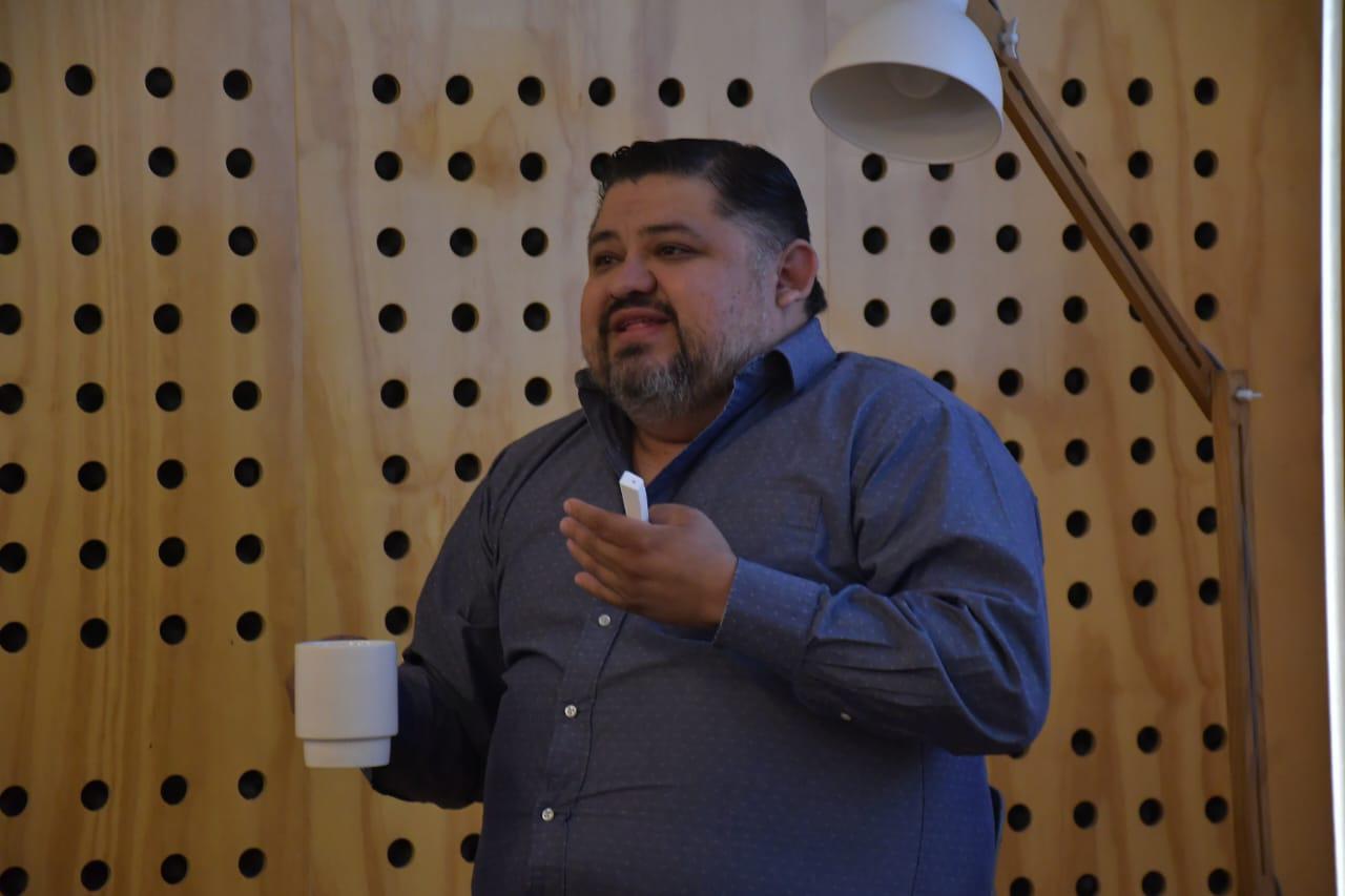 $!‘Vivimos una democracia sin demócratas’, advierte politólogo en clase de la Casa del Maquío