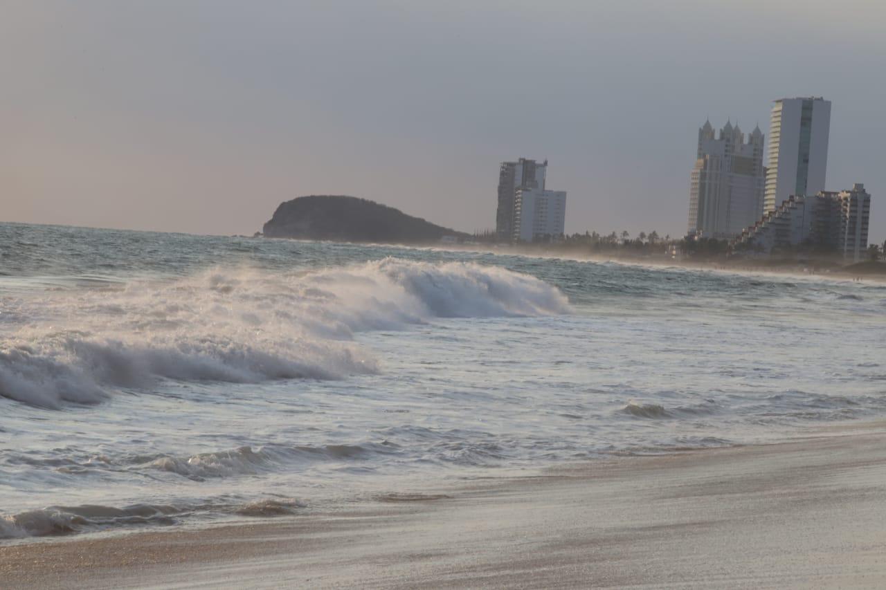 $!Cierran de nuevo playas de Mazatlán debido a oleaje elevado; olvidan colocar señalamientos