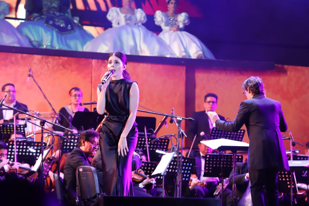 $!Rinde Fernando de la Mora pleitesía a Siu Ling en su noche de coronación