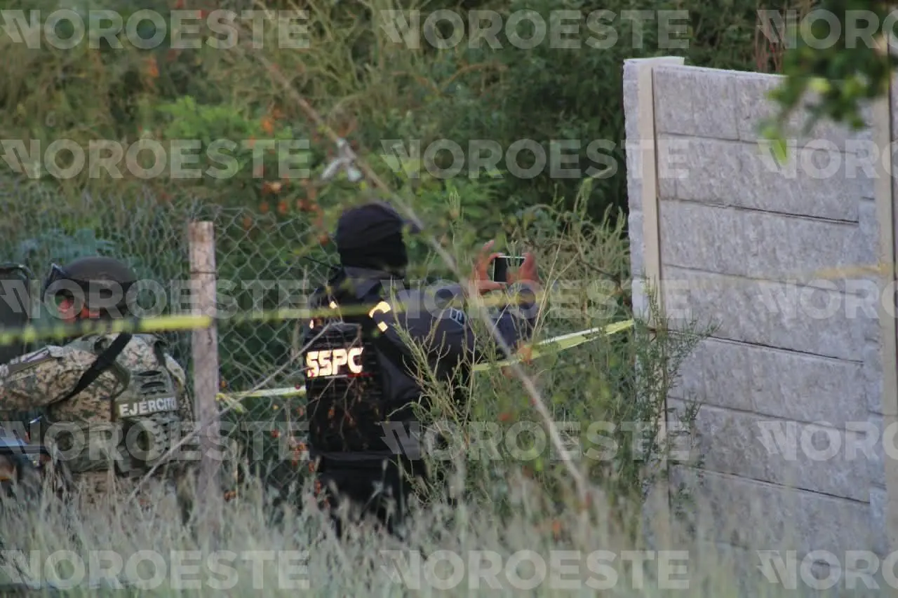 $!Hallan cuerpo decapitado acompañado de mensaje en San Isidro, en Culiacán