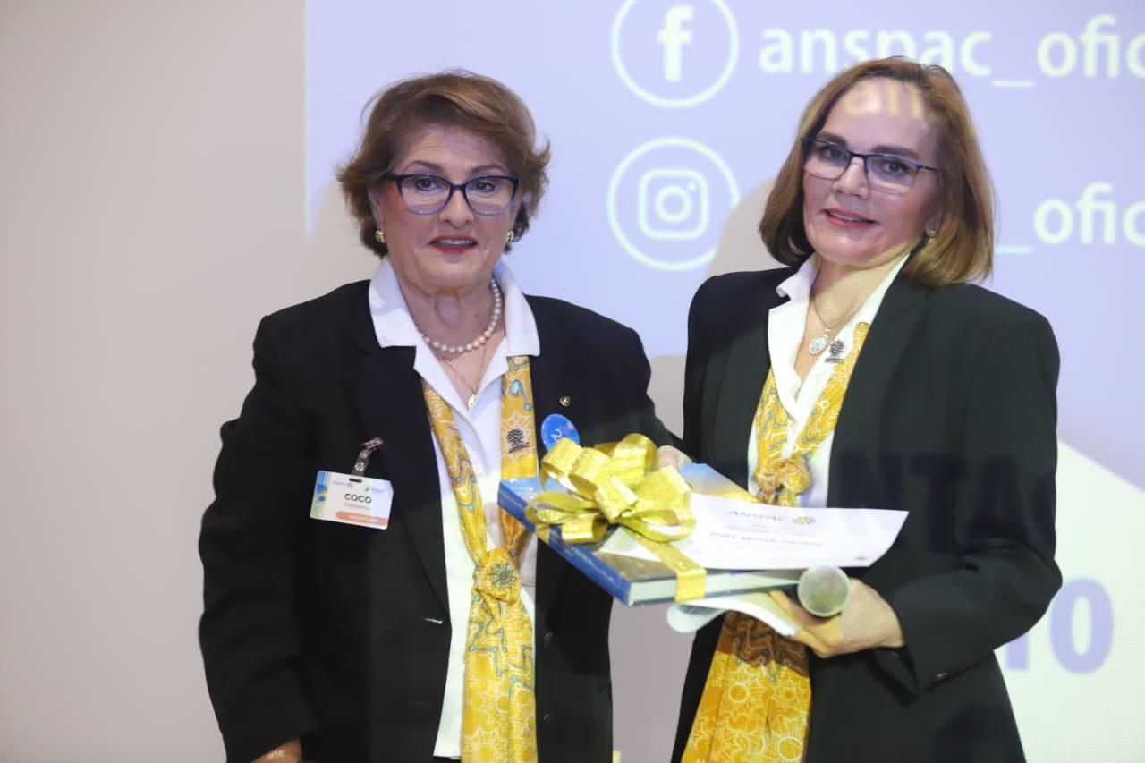 $!Coco Urrea de Valadés hace entrega de un reconocimiento a Mechita Cubillas de Henderson.