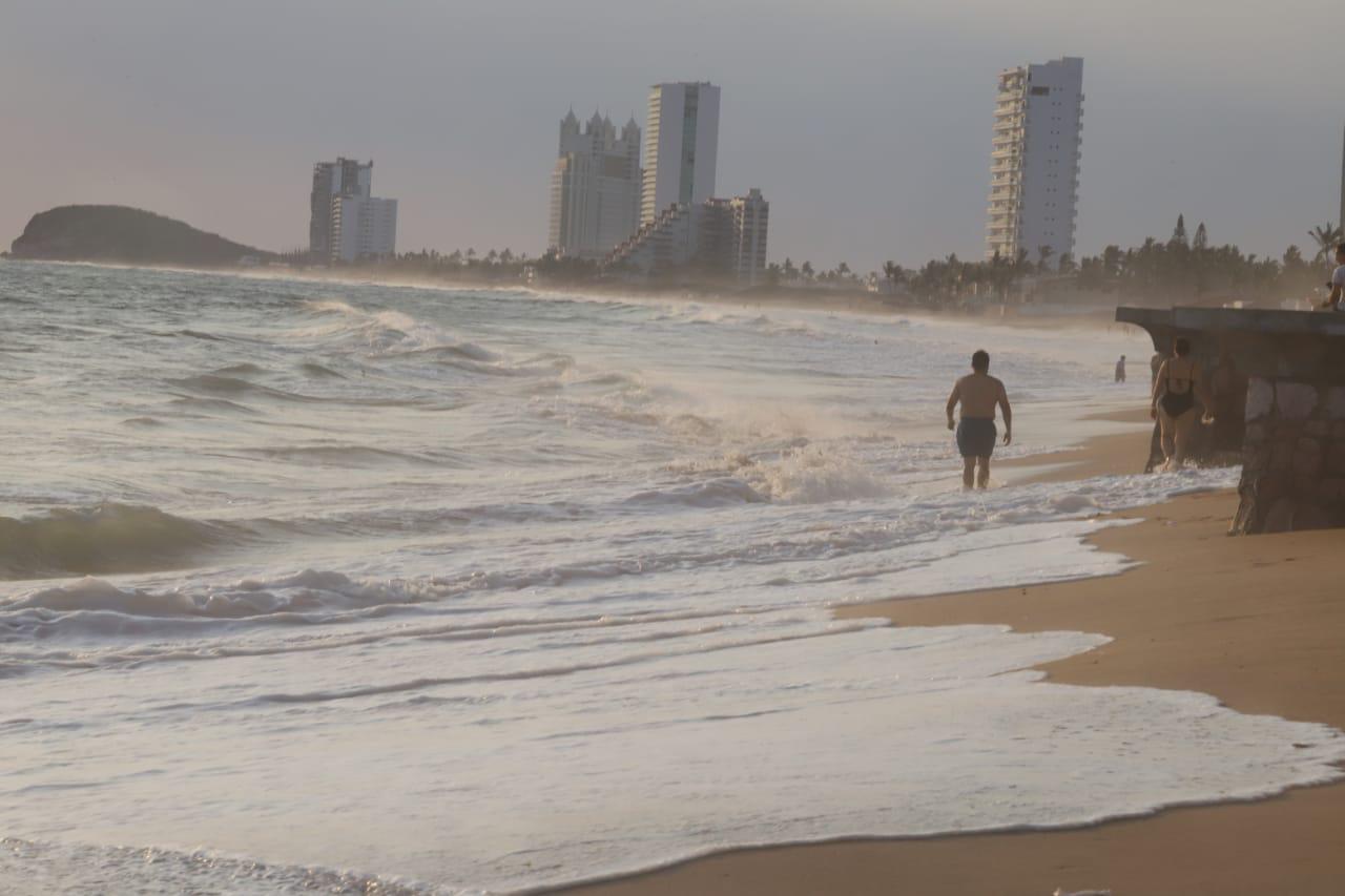 $!Cierran de nuevo playas de Mazatlán debido a oleaje elevado; olvidan colocar señalamientos