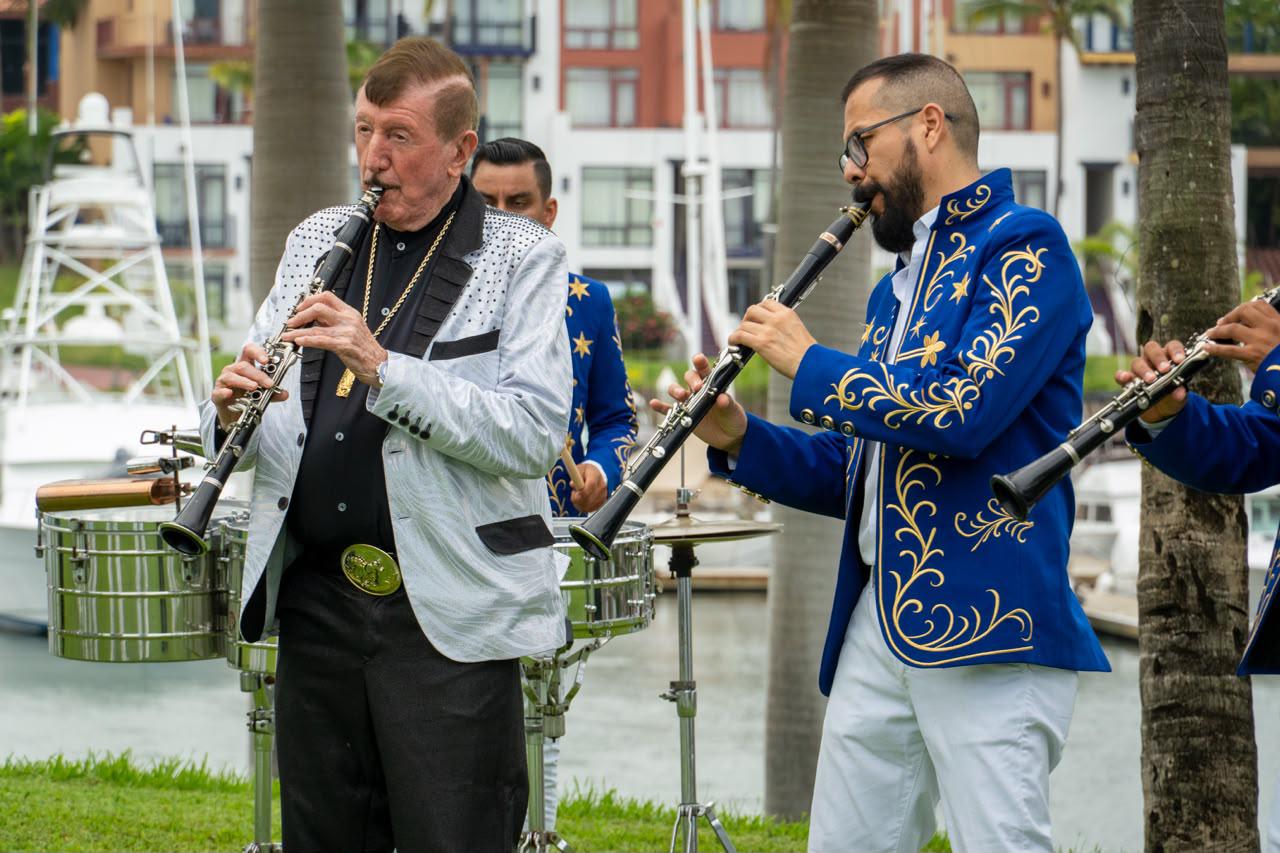 $!Germán Lizárraga, integrante de una de las familias más influyentes de la música sinaloense, es el líder de La Banda Estrellas de Sinaloa.