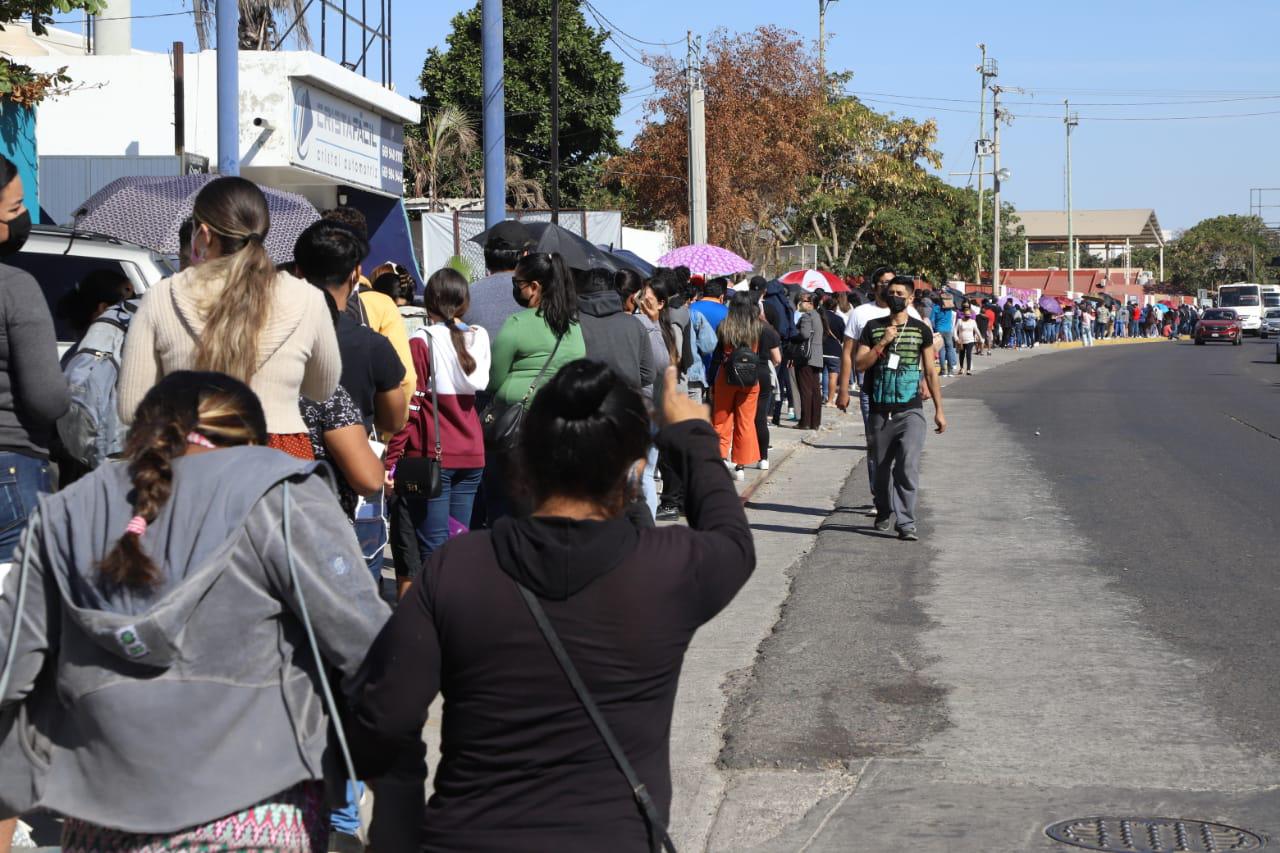 $!Se desborda alta demanda de vacunas en el Polideportivo de la UAS, en Mazatlán; la fila superó el área de la alberca olímpica