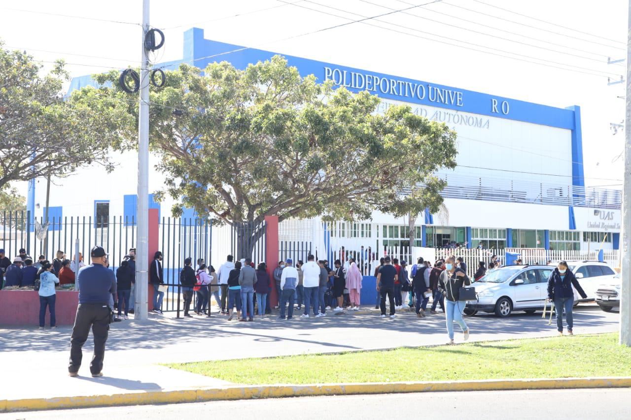 $!Se desborda alta demanda de vacunas en el Polideportivo de la UAS, en Mazatlán; la fila superó el área de la alberca olímpica