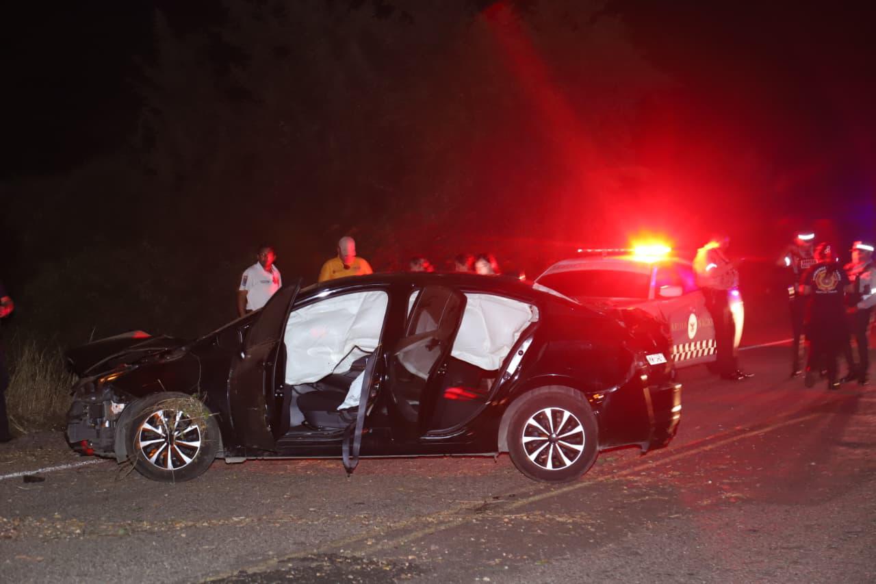 $!Hospitalizan a conductor tras volcar en su auto en el Libramiento Habal-Cerritos de Mazatlán