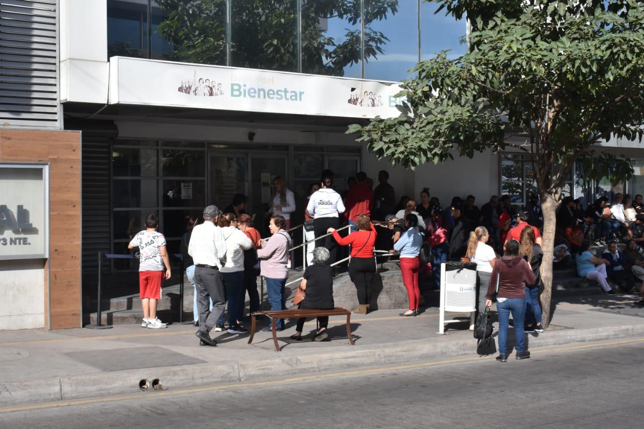 $!Acuden al Banco de Bienestar para recibir apoyos económicos en Culiacán
