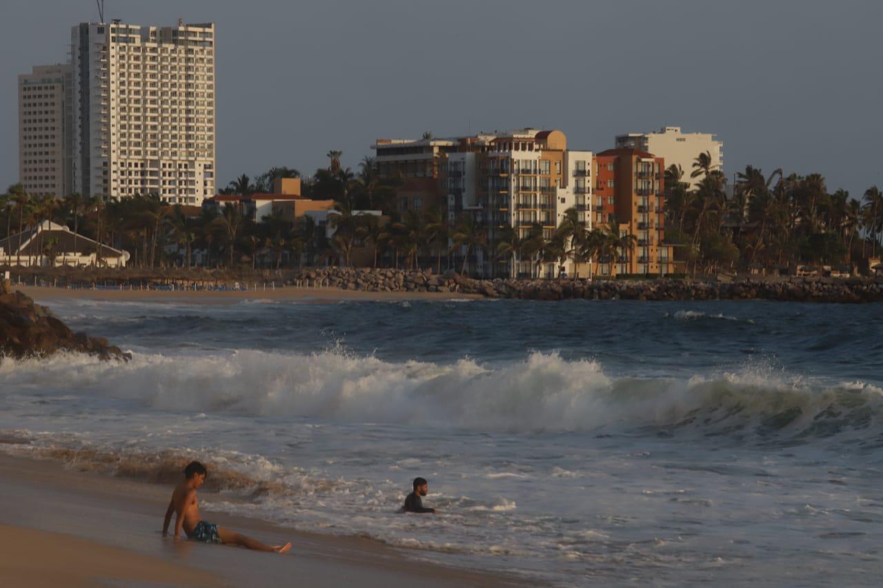 $!Cierran de nuevo playas de Mazatlán debido a oleaje elevado; olvidan colocar señalamientos