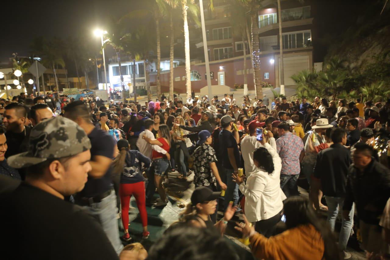 $!Acuden cientos a Olas Altas en el primer día del Carnaval de Mazatlán 2022