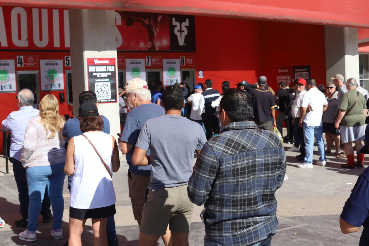 $!Aficionados se apresuran por un boleto de Venados vs. Tomateros