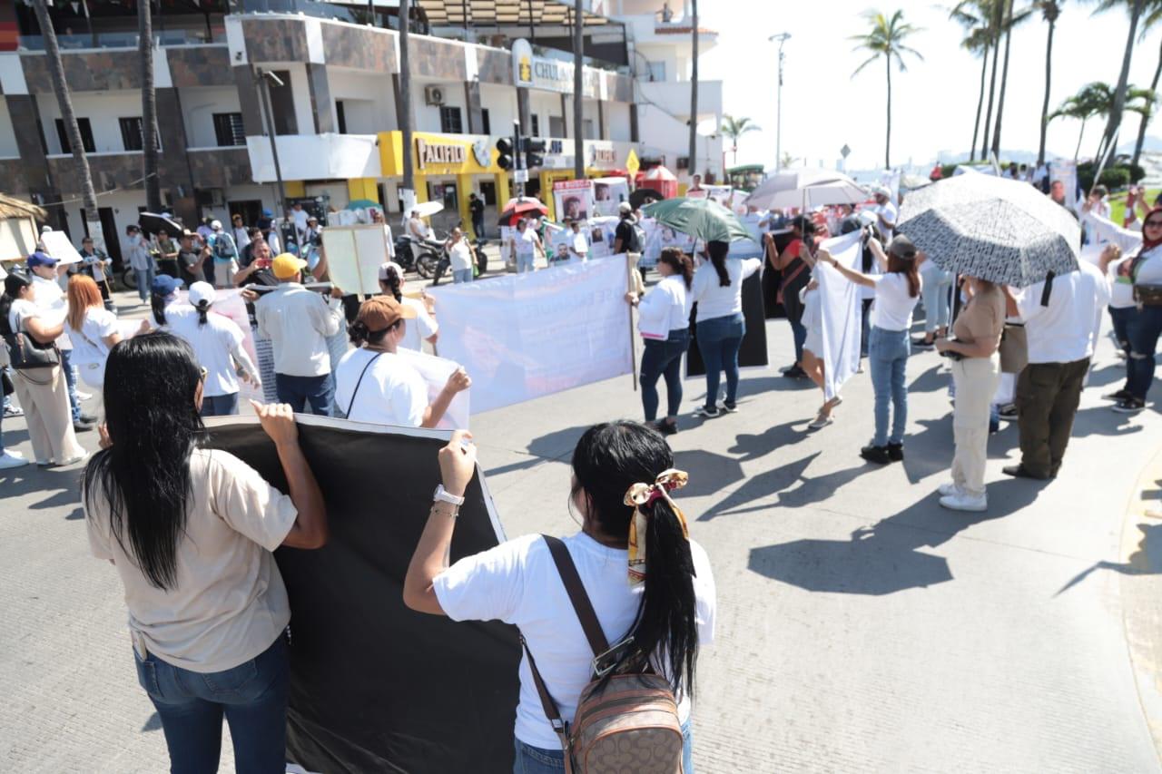 $!Marchan en Mazatlán para exigir la aparición de Carlos Emilio y más desaparecidos