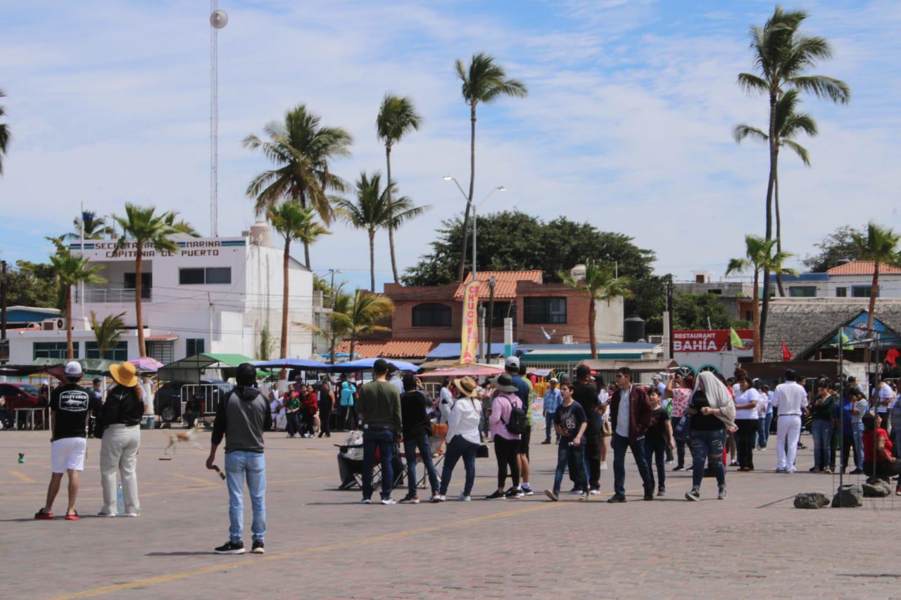 $!Ser parte de la historia: turistas y locales presencian el eclipse desde el Malecón de Altata