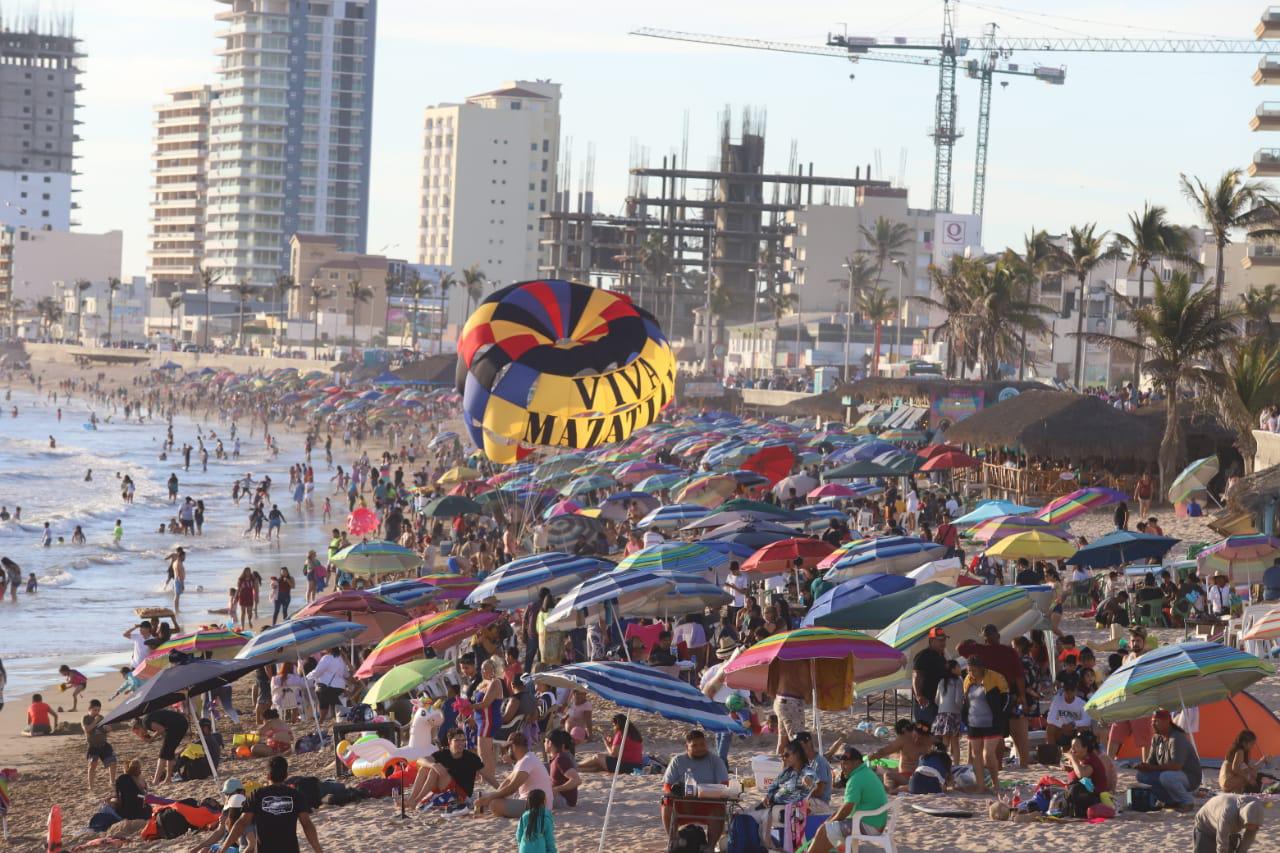 $!Disfrutan hasta el último minuto de vacaciones en Mazatlán