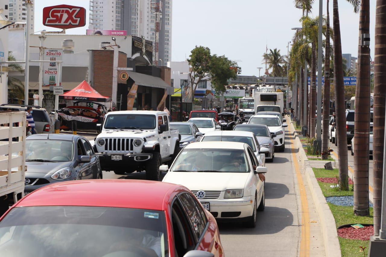 $!Bañistas abarrotan las playas de Mazatlán este Sábado de Gloria