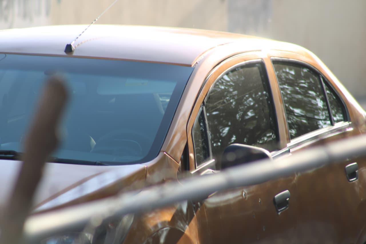 $!Balean a conductor en la Lombardo Toledano y lo llevan herido a hospital de Culiacán