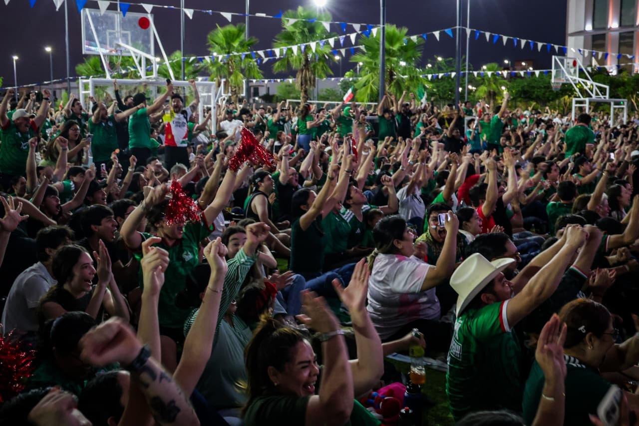 $!México domina a Ecuador en medio tiempo con dos goles y la plaza estalla con cada gol