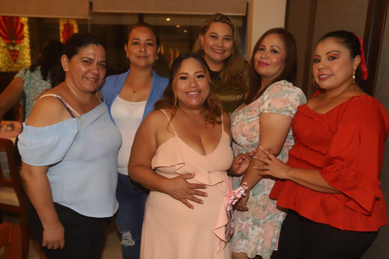 $!Beda Carolina entre Rosalva Osuna, María Luisa Beltrán, Zuleyka González, Rocío Galindo y Tania Mendoza.