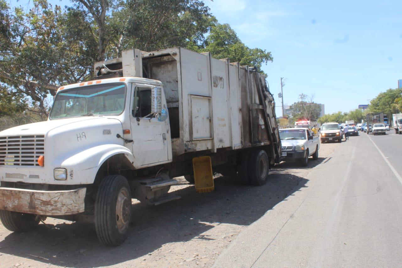 $!Auto choca contra camión de basura y amputa una pierna a un trabajador en Culiacán