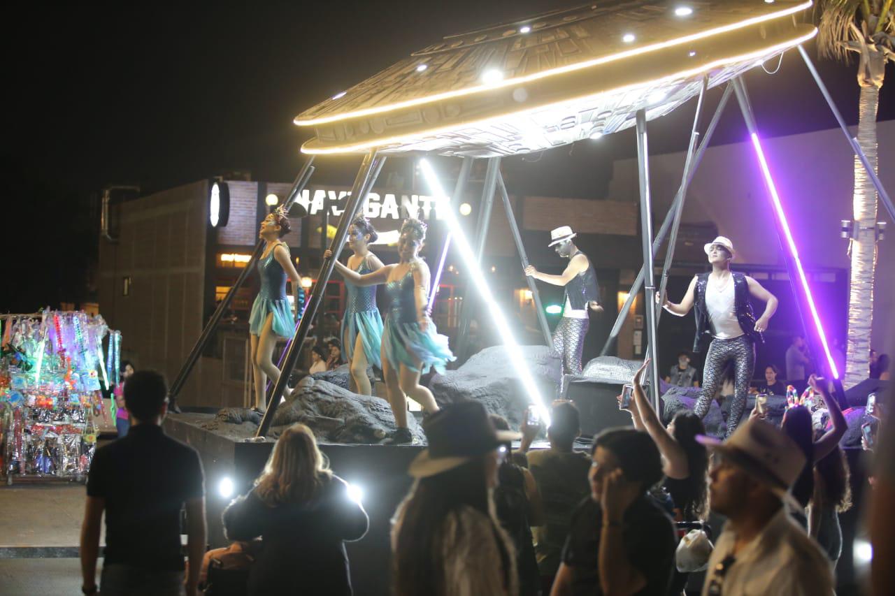$!Turistas reciben una ‘probadita’ del Carnaval de Mazatlán y les fascina