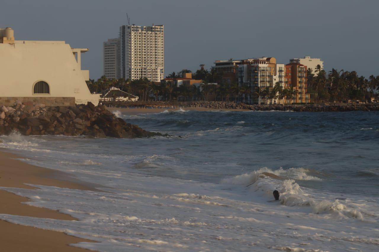 $!Cierran de nuevo playas de Mazatlán debido a oleaje elevado; olvidan colocar señalamientos