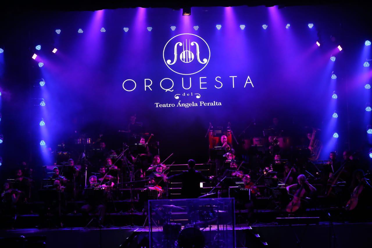 $!La Orquesta del Teatro Ángela Peralta acompañó en el concierto a Mi Banda El Mexicano.