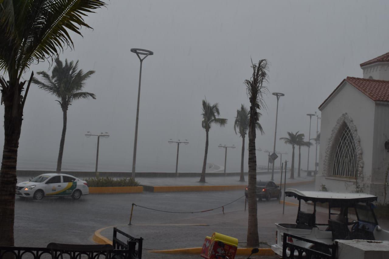 $!Cae fuerte lluvia acompañada de granizo en Mazatlán