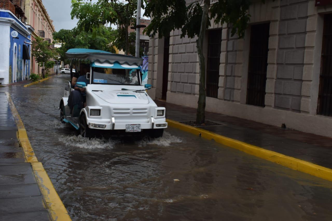 $!Cae fuerte lluvia acompañada de granizo en Mazatlán