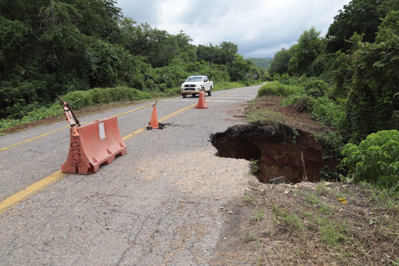$!Socavón en la México 40 pone en riesgo a conductores a la altura de Concordia