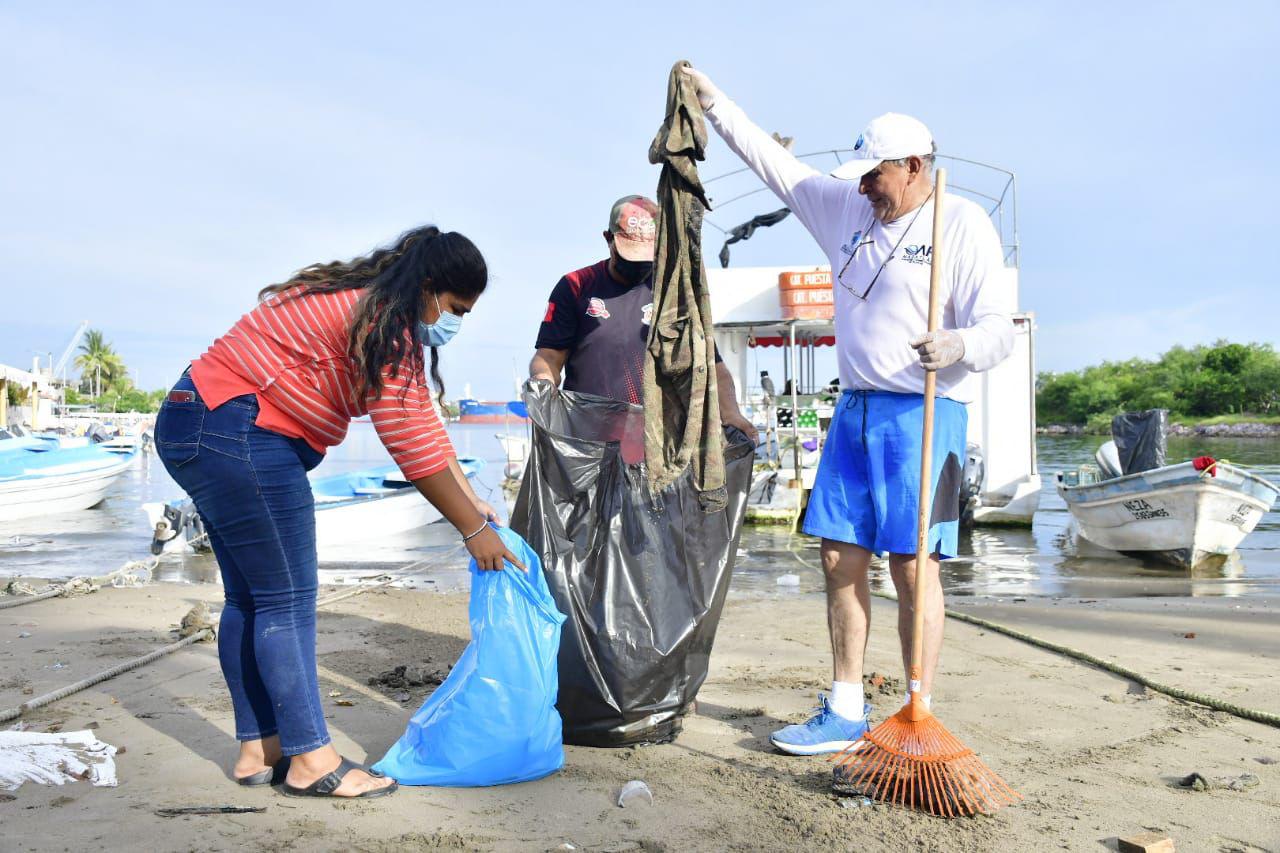 $!Limpian playa de la Isla de la Piedra, ante arribo de crucero a Mazatlán este miércoles