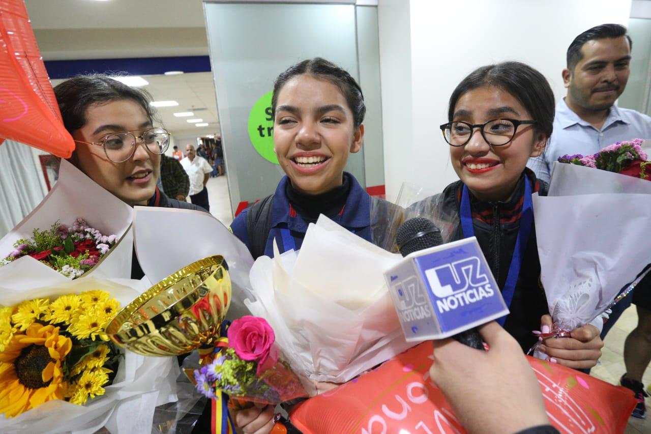 $!Llegan a Mazatlán las estudiantes ganadoras del oro en Rumania