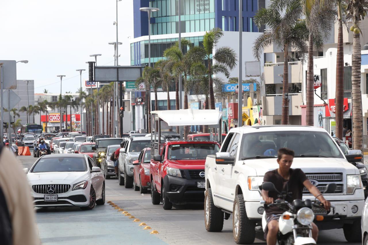 $!Colapsa el tráfico previo al desfile en el malecón de Mazatlán