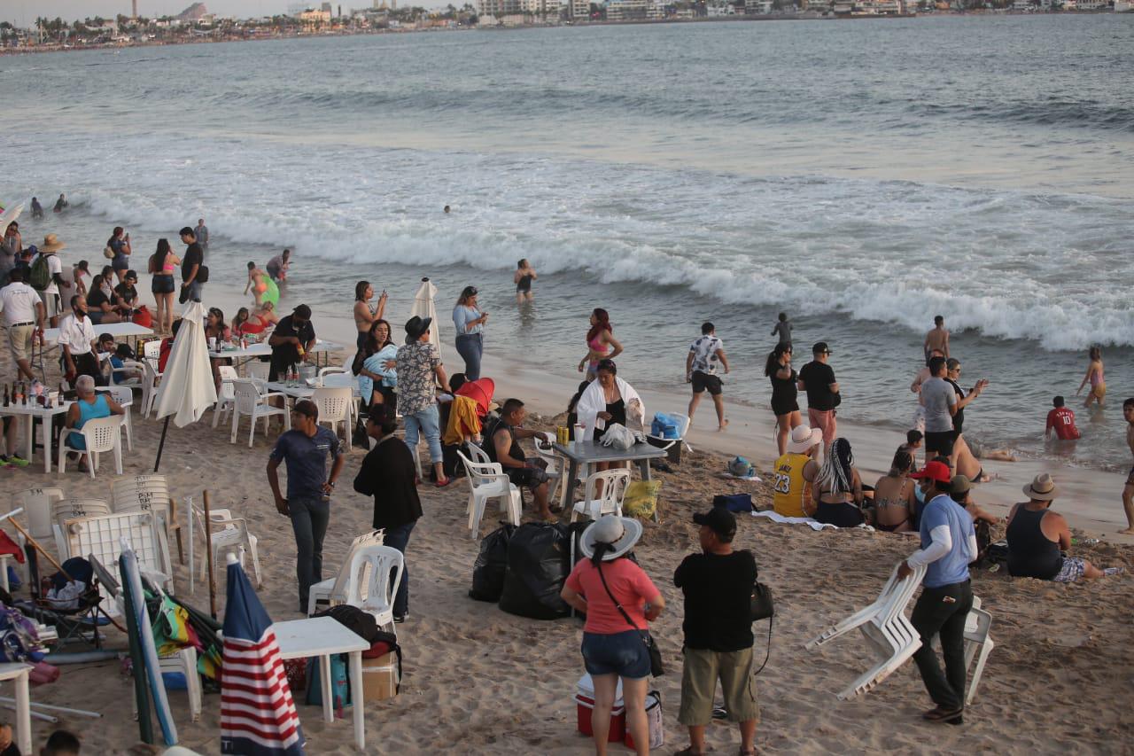 $!Se llena el malecón de Mazatlán; esperan la noche para prolongar la fiesta