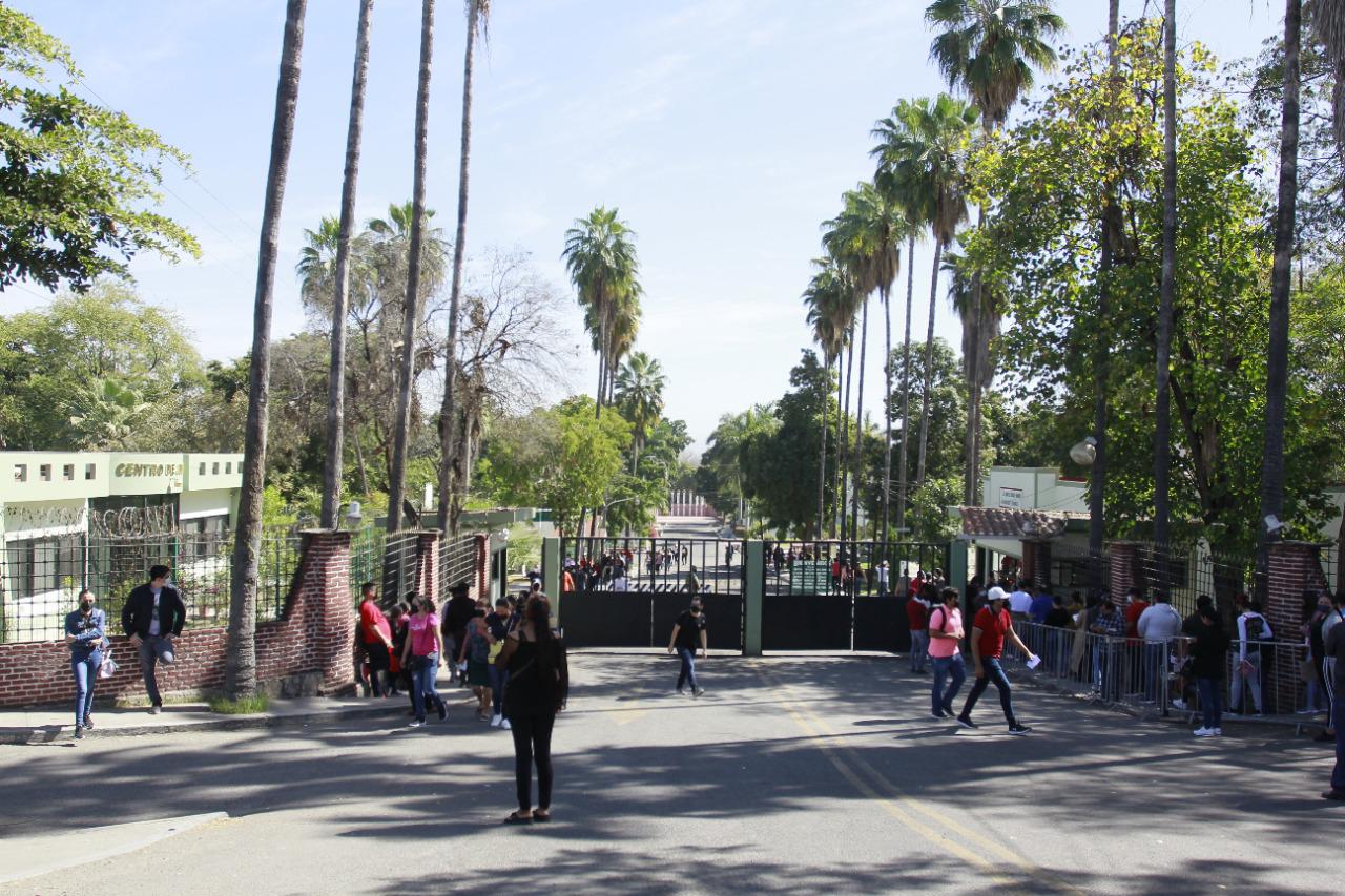 $!Pese a larga fila, vacunación de refuerzo en mayores de 18 años transcurre con fluidez en Culiacán