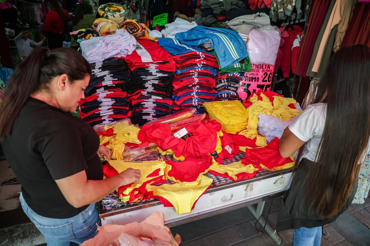 $!Ropa interior amarilla, la más buscada en Culiacán para el fin de año