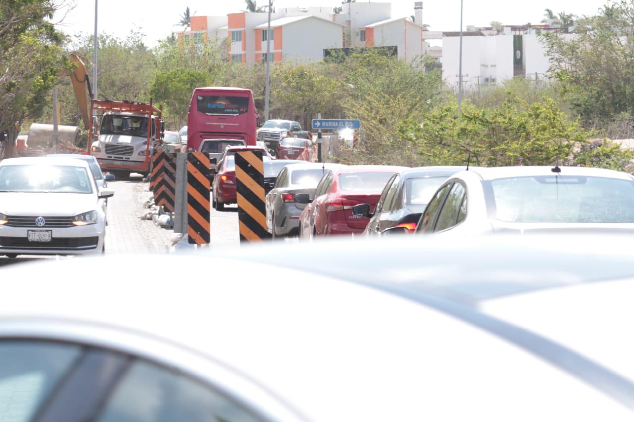 $!Se registra caos vial en el primer puente de La Marina, en Mazatlán