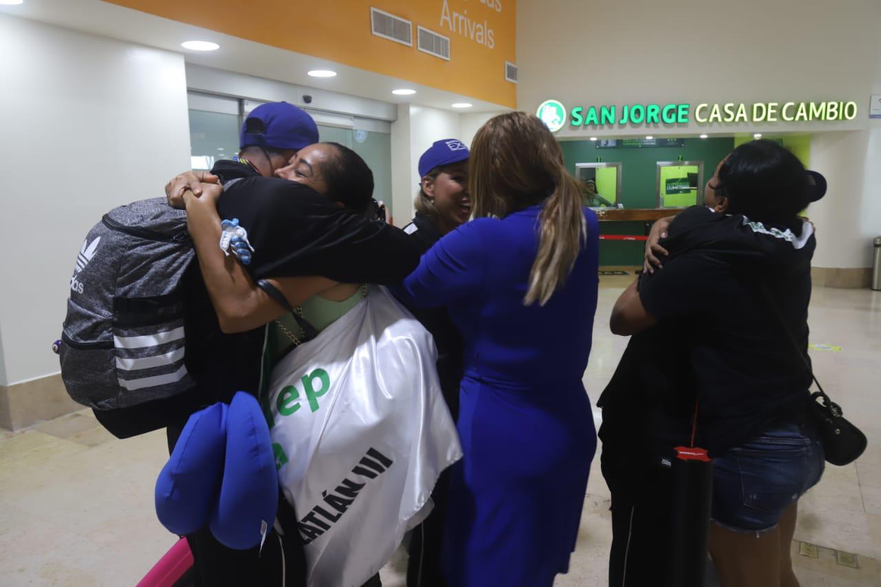 $!Arriban a Mazatlán estudiantes ganadores de la medalla de plata en Sudáfrica
