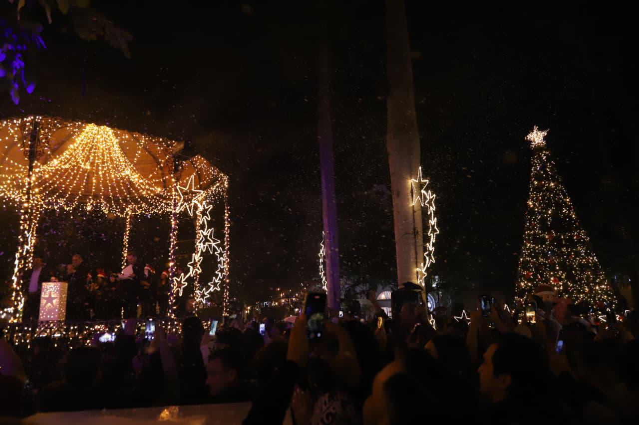$!Llega la magia de la Navidad a Mazatlán con el encendido del pino y la iluminación en la Plazuela Machado