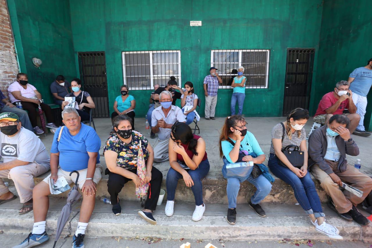 $!Ejército guarda el orden de la vacunación en primaria Ángela Peralta, en Mazatlán