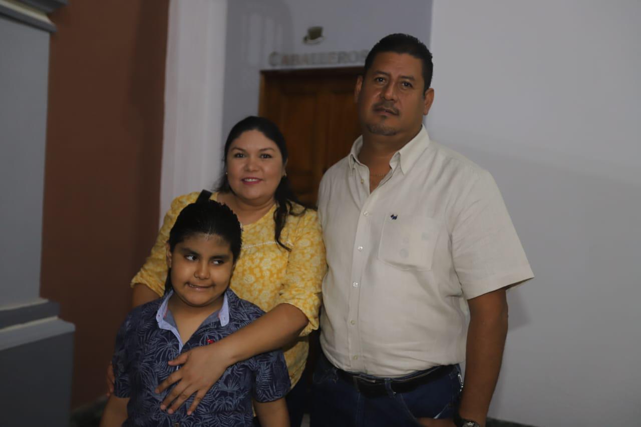 $!Selena Angulo y Alfredo Sarmiento junto a Alfredito.