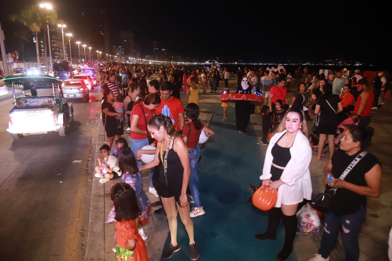 $!#Galería | En la Gran Plaza y en las letras de Mazatlán se arma la fiesta de Halloween