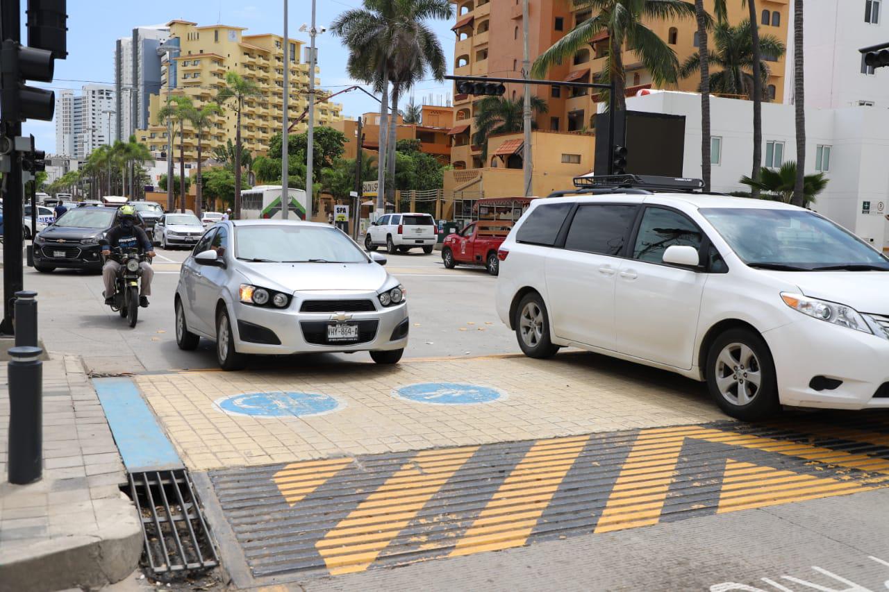 $!Tráfico vial satura avenidas de la Zona Dorada en Mazatlán