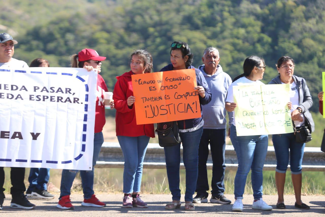$!Esperaban los Burgueño a AMLO para pedirle ayude por terrenos despojados