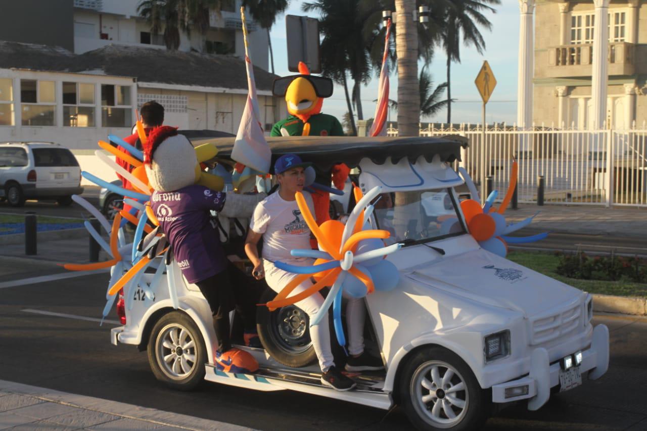 $!La Caravana Cañonera inunda de morado el Malecón de Mazatlán