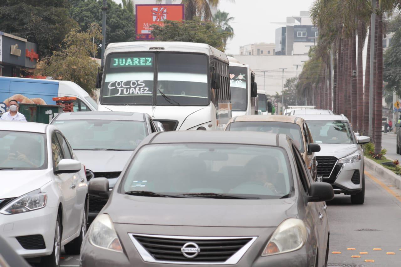 $!No circules por la Zona Dorada; el tráfico está colapsado por la pinta de los pasos peatonales elevados