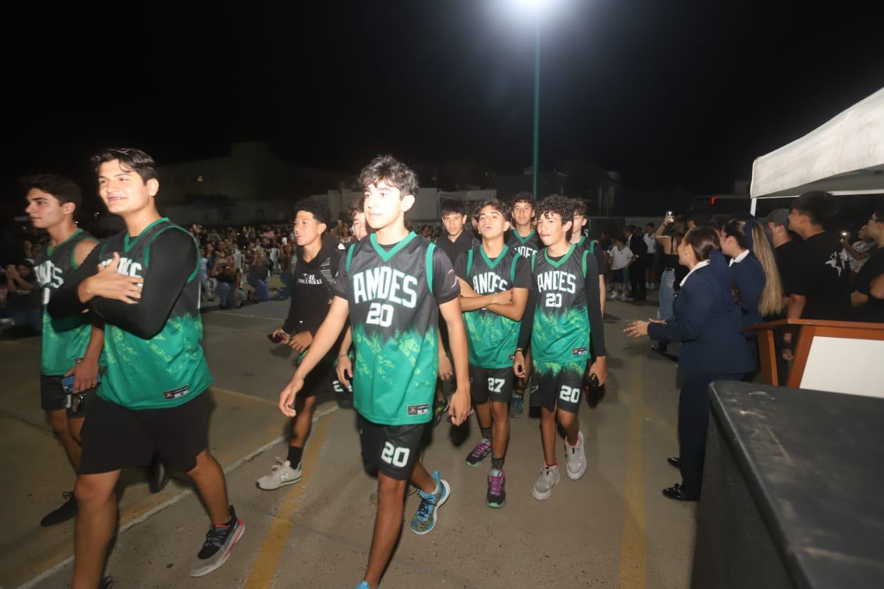 $!Los equipos realizaron su tradicional desfile.