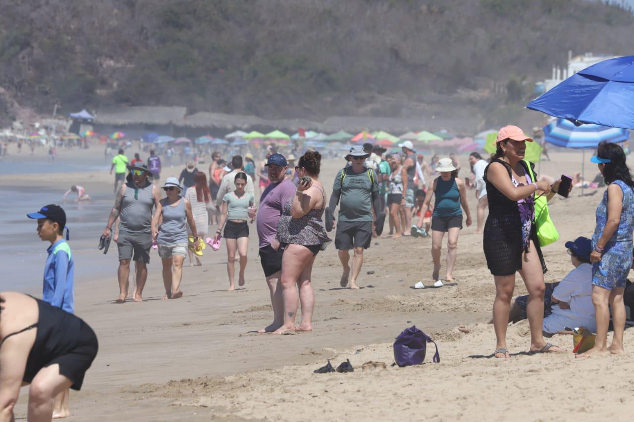 $!Llegan poco a poco bañistas a las playas de Mazatlán para disfrutar del Sábado de Gloria