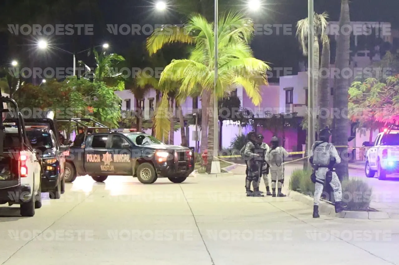 $!Ataque en residencial de Mazatlán deja casa baleada, camioneta incendiada y una presunta privación de libertad