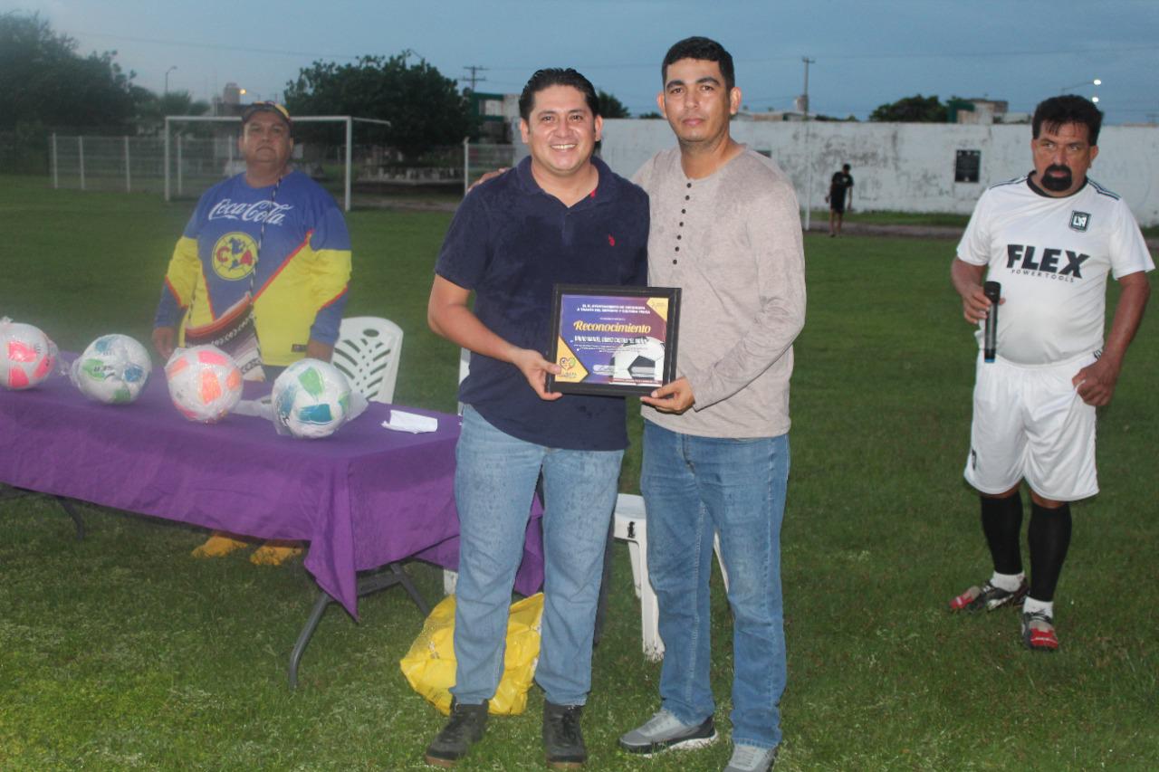 $!Bruno Gómez recibe su reconocimiento.