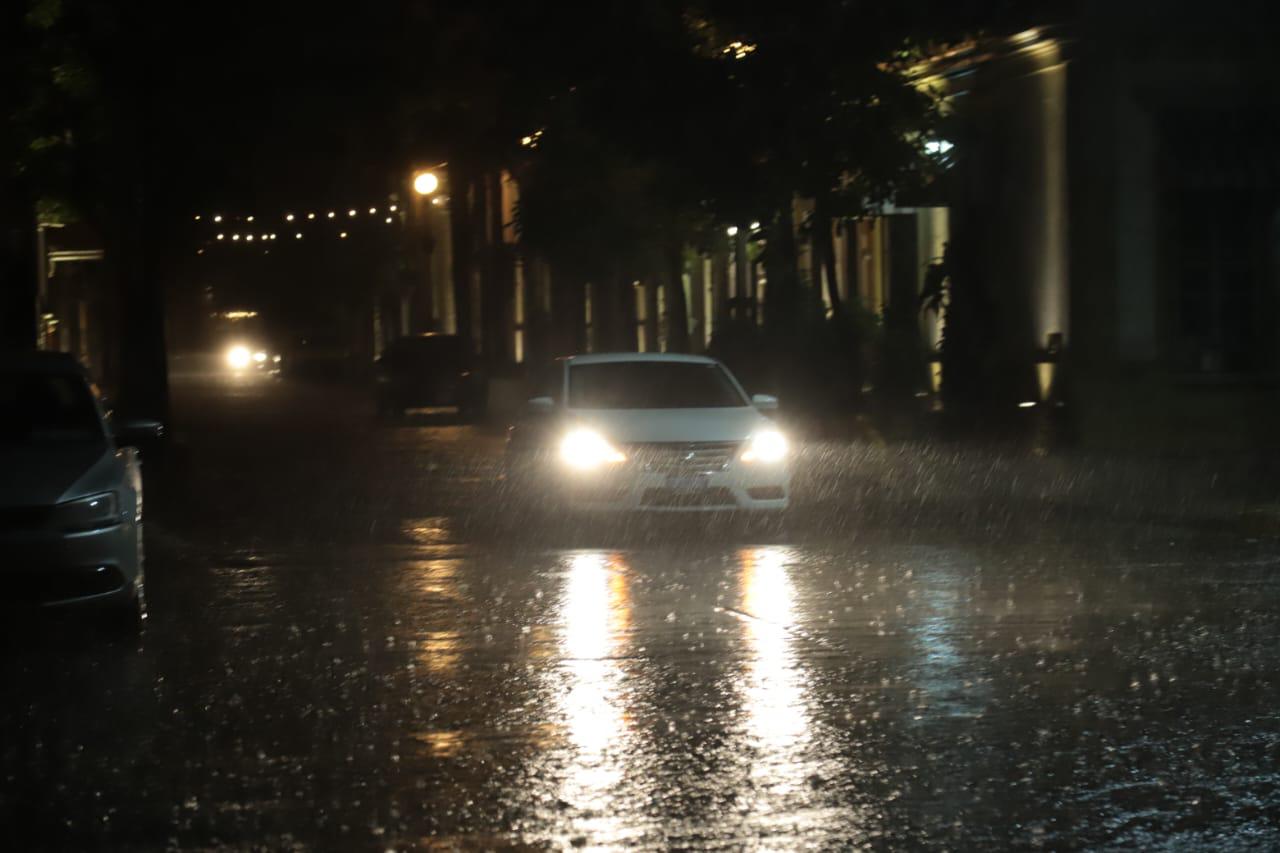 $!Tormenta eléctrica sorprende a Mazatlán este jueves